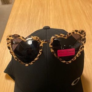 BETSEY JOHNSON Heart ❤️ Shaped Leopard Print Sunglasses 🕶 NEW